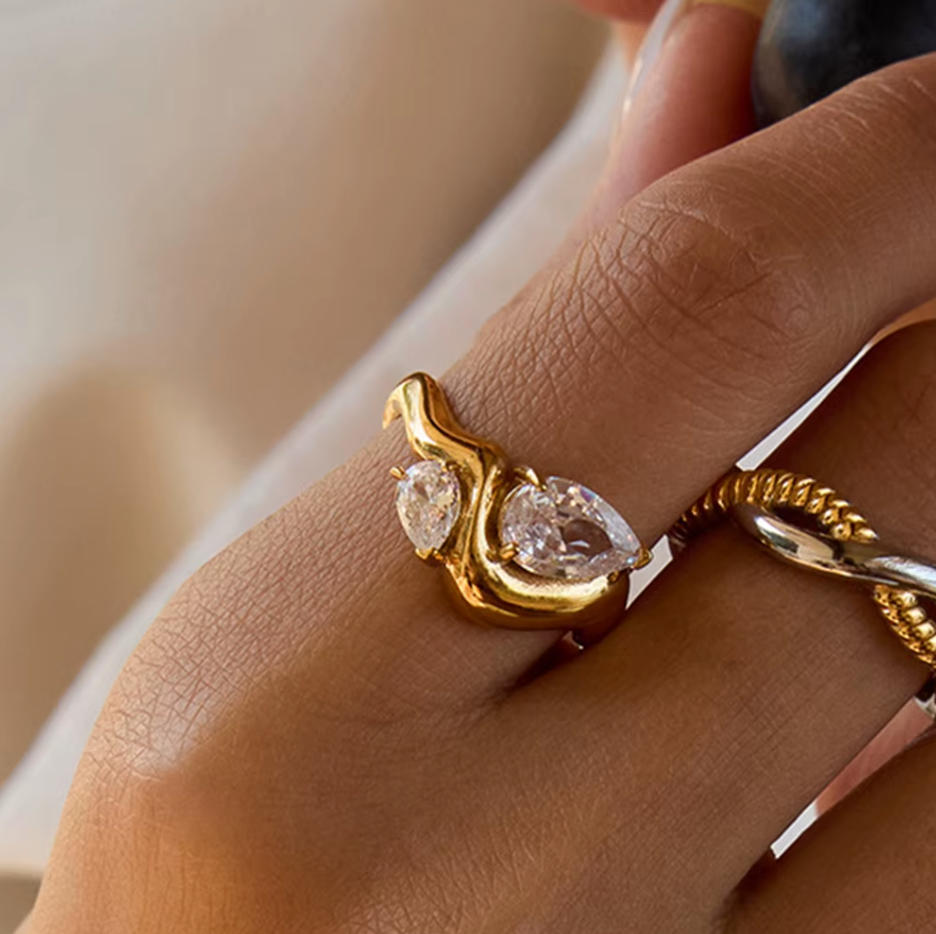 Amara Twist Ring